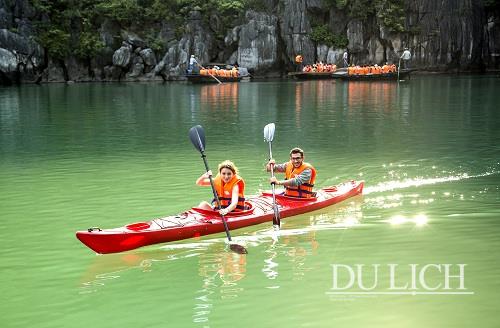 Kayaking on Ha Long bay. Photo: Nguyen Tu Thanh